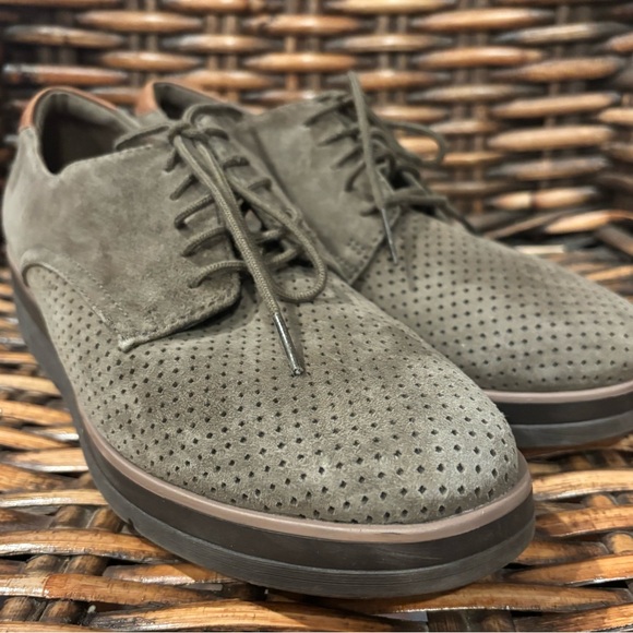 Clarks Suede Oxford shoes in size 9. Pale olive green. Great condition! - Picture 1 of 15